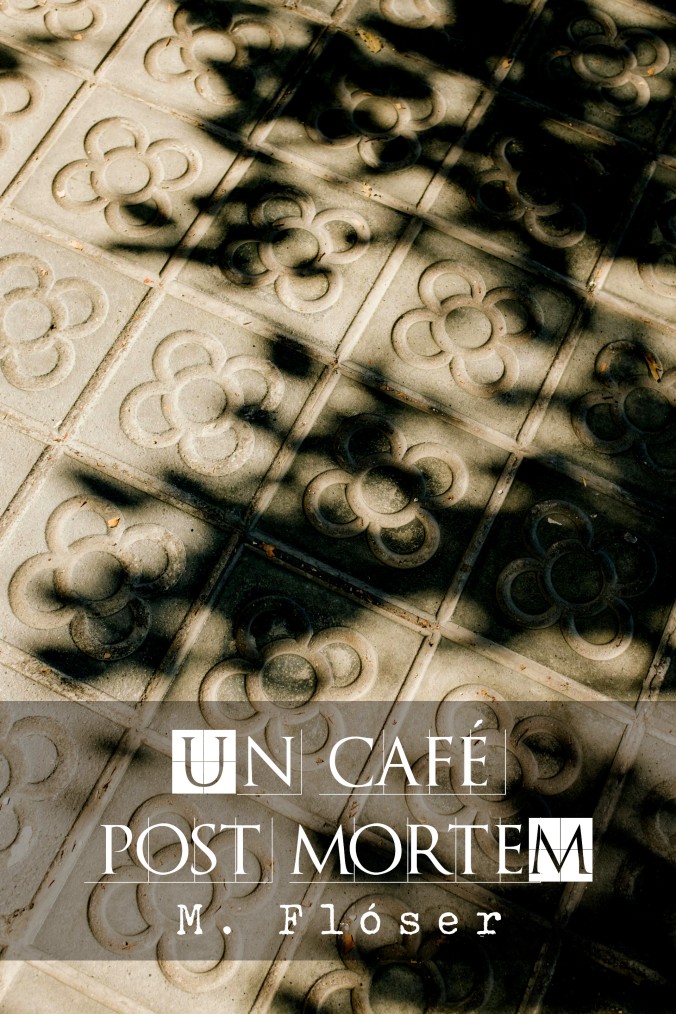 En la imagen el suelo típico de Barcelona, con su baldosa característica con la rosa de Barcelona, también conocida como Panot. En todo el suelo se proyectan las sombras de las hojas de los árboles. El título del relato es: Un café post mortem.